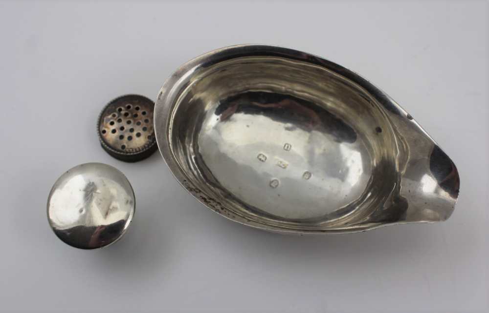 A COLLECTION OF SILVER ITEMS comprising; a George III silver caddy spoon of plain form, other - Image 7 of 8