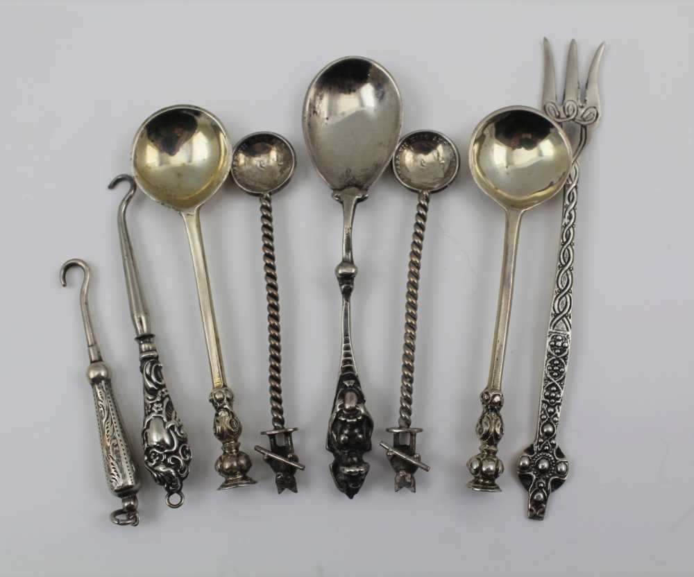 A COLLECTION OF SILVER ITEMS comprising; a George III silver caddy spoon of plain form, other - Image 6 of 8