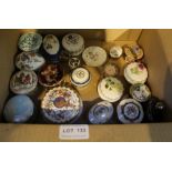 A BOX CONTAINING A GOOD SELECTION OF PILL AND TRINKET BOXES
