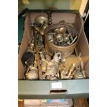 A BOX CONTAINING A LARGE SELECTION OF DOMESTIC BRASSWARE