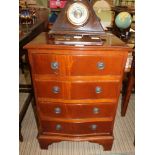 A REPRODUCTION MAHOGANY FINISHED SERPENTINE FRONTED FOUR DRAWER CHEST