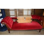 AN EARLY 20TH CENTURY WOODEN FRAMED CHASE LONGUE with red velour upholstery, having turned spindle