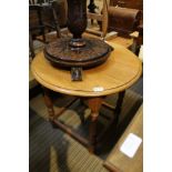 A LIGHT OAK CIRCULAR TOPPED CENTRE TABLE on turned and block legs with plain stretcher between