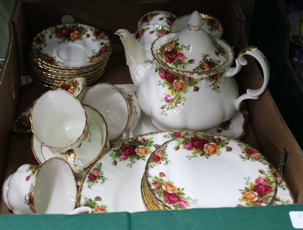 A BOX CONTAINING A GOOD SELECTION OF ROYAL ALBERT OLD COUNTRY ROSES TEA & DINNER WARES