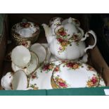 A BOX CONTAINING A GOOD SELECTION OF ROYAL ALBERT OLD COUNTRY ROSES TEA & DINNER WARES