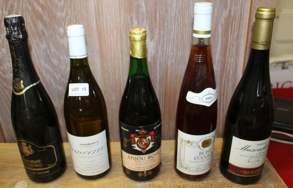 FIVE BOTTLES OF WINE to include sparkling