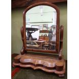 A 19TH CENTURY MAHOGANY FRAMED ADJUSTABLE ARCH TOP DRESSING TABLE MIRROR, on stepped plinth base