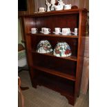 A WELL MADE MAHOGANY SET OF FREE-STANDING OPEN SHELVES with decorative shaped upright