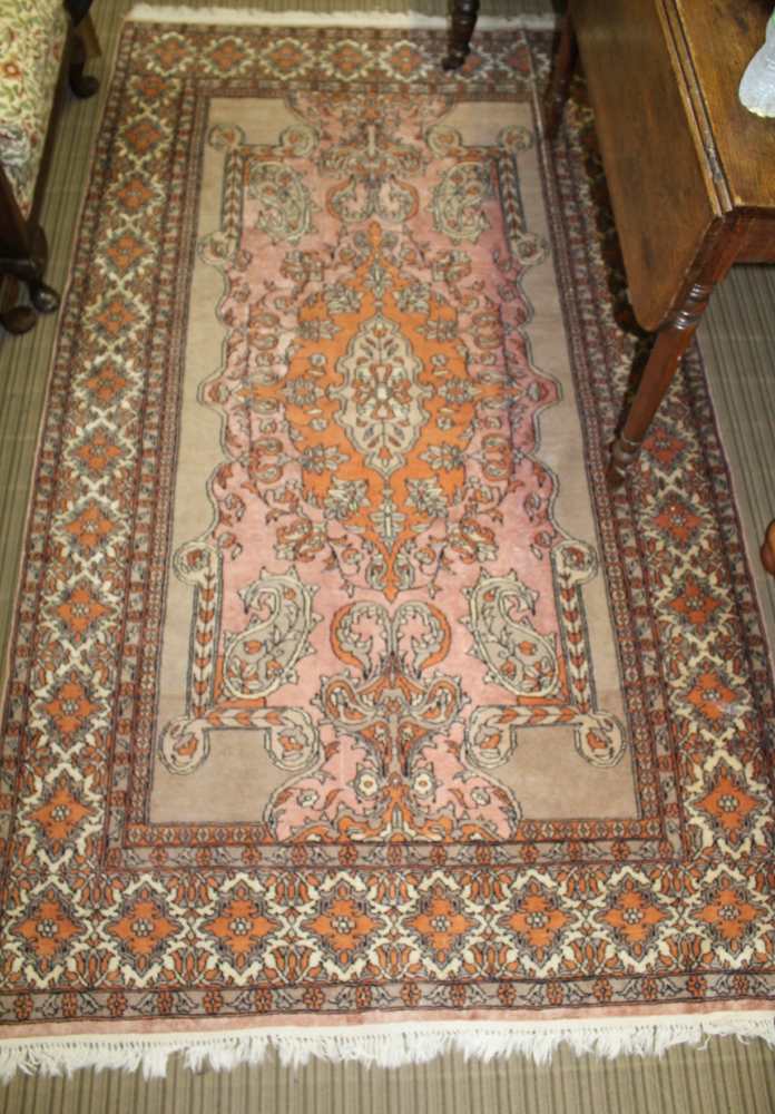 A GEOMETRIC PATTERNED RECTANGULAR FLOOR RUG, with multi guard border