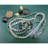 A BAG CONTAINING A SMALL SELECTION OF 9CT GOLD & GREEN JEWELLERY VARIOUS, to include real jade beads