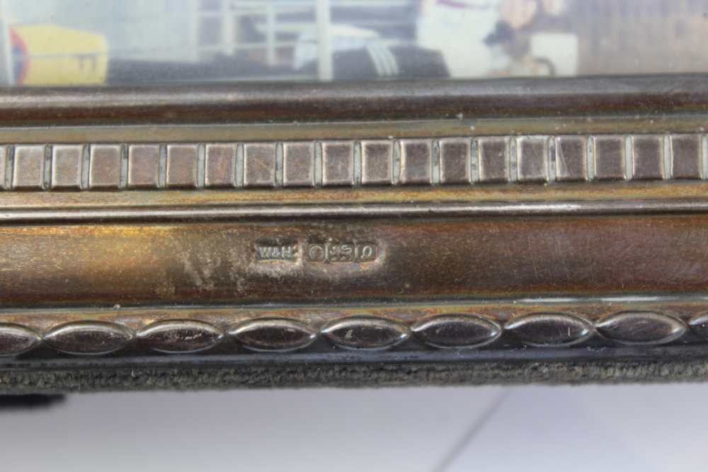 WALKER & HALL A LATE 20TH CENTURY HALLMARKED SILVER PHOTOGRAPH FRAME, to display an image 12cm x - Image 3 of 4