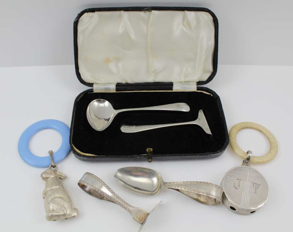 A SELECTION OF SILVER ITEMS to include a silver baby spoon and pusher 1928, a similar cased set