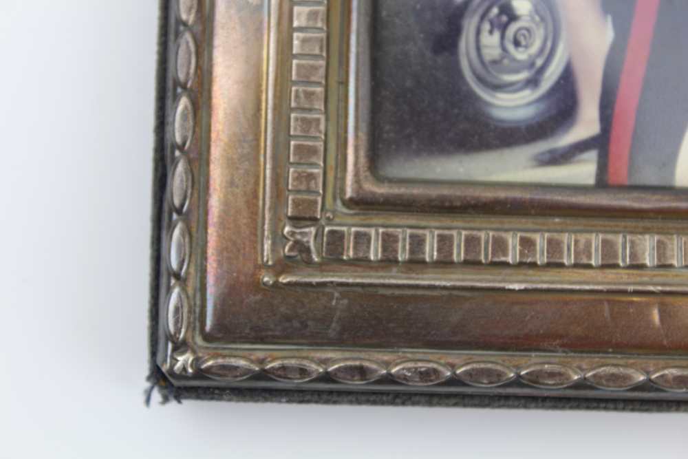 WALKER & HALL A LATE 20TH CENTURY HALLMARKED SILVER PHOTOGRAPH FRAME, to display an image 12cm x - Image 2 of 4