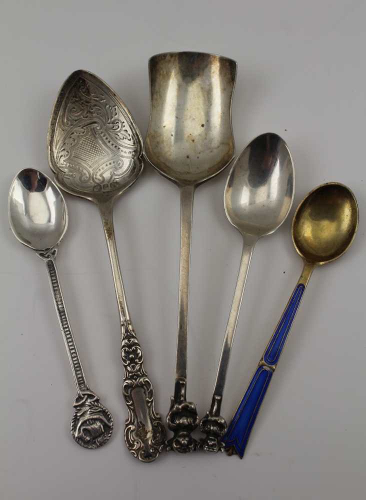 A SELECTION OF SILVER ITEMS to include a Victorian butter knife with mother of pearl handle 1845, - Image 2 of 4