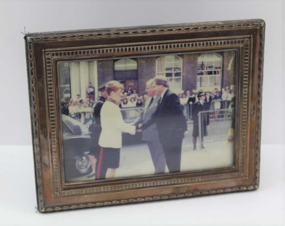 WALKER & HALL A LATE 20TH CENTURY HALLMARKED SILVER PHOTOGRAPH FRAME, to display an image 12cm x