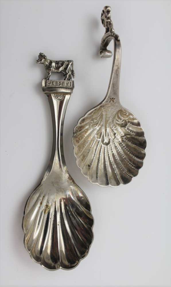 A SELECTION OF SILVER ITEMS to include a Dutch silver caddy spoon, a Windmill spoon with Dutch - Image 4 of 5