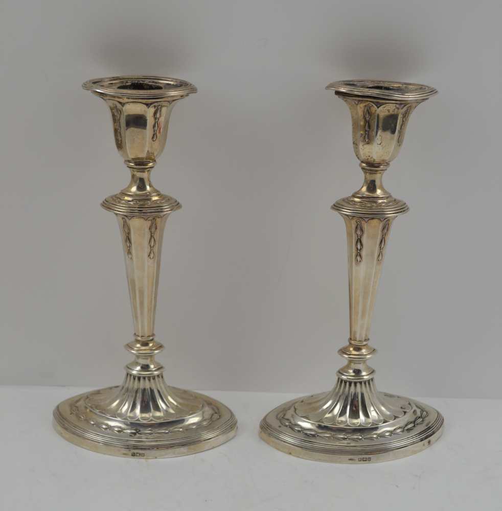 JAMES DIXON, A PAIR OF SILVER CANDLESTICKS, Sheffield 1907, fluted columns with harebell swags, on