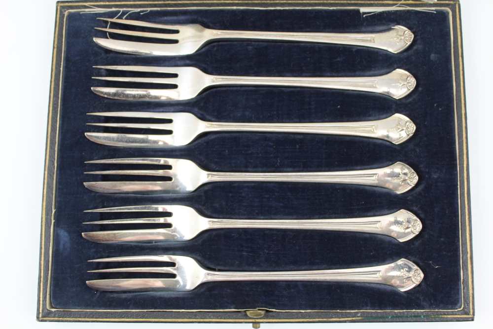 THREE CASED COLLECTIONS OF FLATWARE to include; a cased set of six silver spoons, British - Image 8 of 9