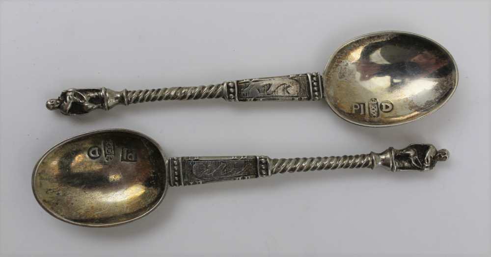 A SELECTION OF SILVER ITEMS to include a Dutch silver caddy spoon, a Windmill spoon with Dutch - Image 3 of 5