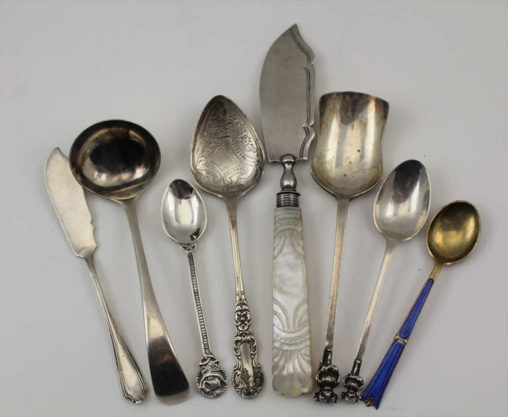 A SELECTION OF SILVER ITEMS to include a Victorian butter knife with mother of pearl handle 1845,