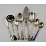A SELECTION OF SILVER ITEMS to include a Victorian butter knife with mother of pearl handle 1845,