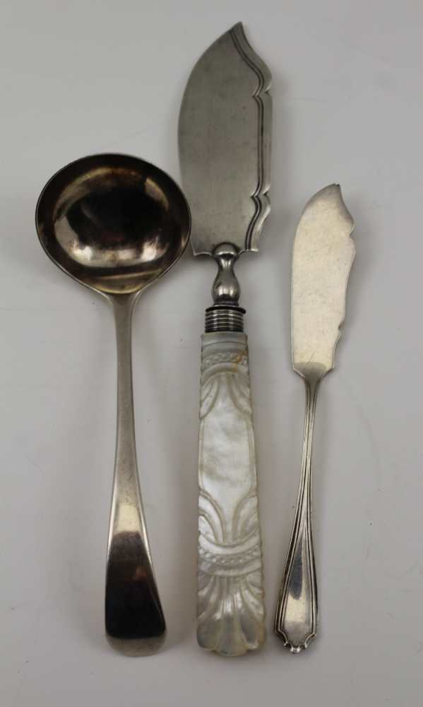 A SELECTION OF SILVER ITEMS to include a Victorian butter knife with mother of pearl handle 1845, - Image 4 of 4