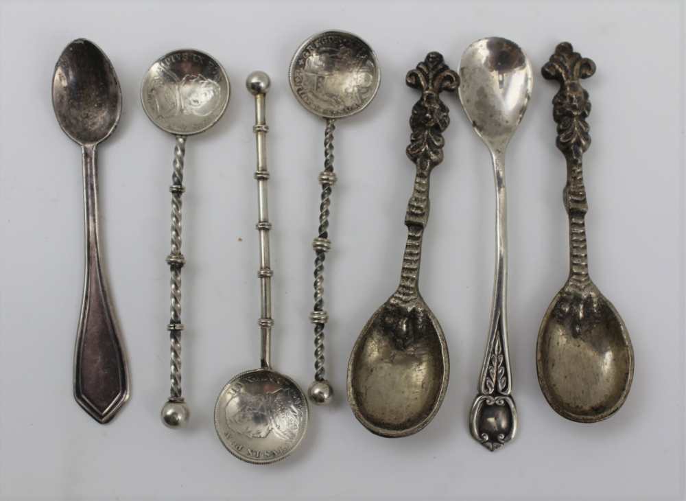 A SELECTION OF SILVER ITEMS to include a Dutch silver caddy spoon, a Windmill spoon with Dutch - Image 2 of 5