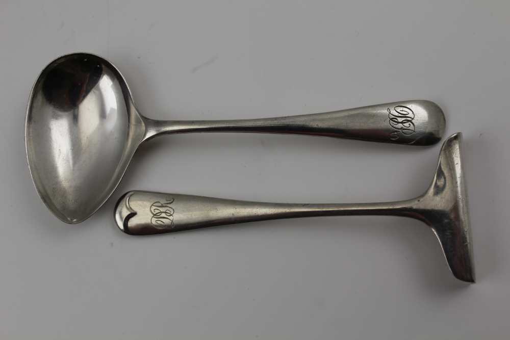 A SELECTION OF SILVER ITEMS to include a silver baby spoon and pusher 1928, a similar cased set - Image 5 of 5