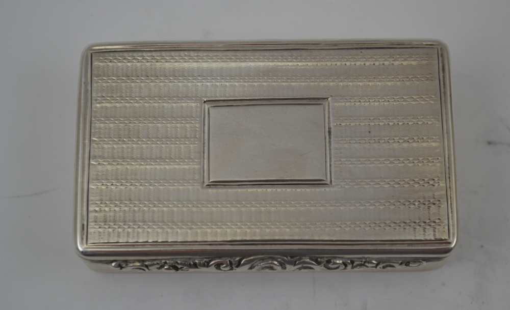 EDWARD SMITH A WILLIAM IV SILVER SNUFF BOX, engine turned decoration, the hinged cover with floral - Image 2 of 6