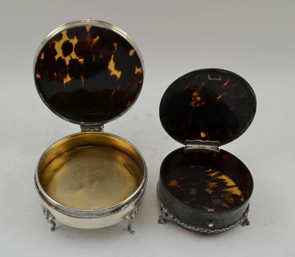 AN EDWARDIAN SILVER MOUNTED TORTOISESHELL TRINKET BOX, the cover inlaid with a vase of flowers and - Image 4 of 6