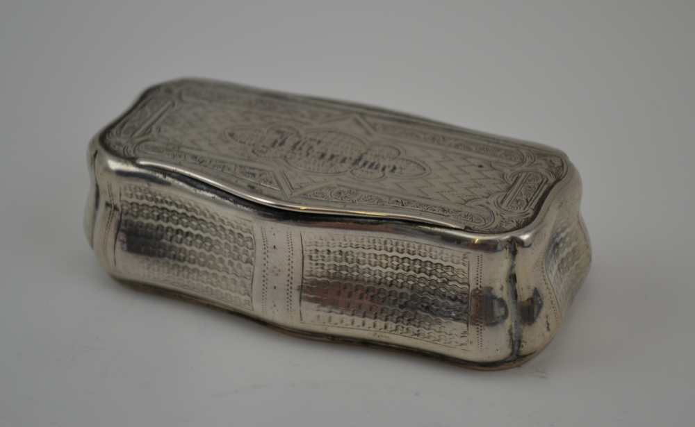 A 19TH CENTURY FRENCH WHITE METAL SNUFF BOX, of serpentine bombe form, chased decoration, hinged