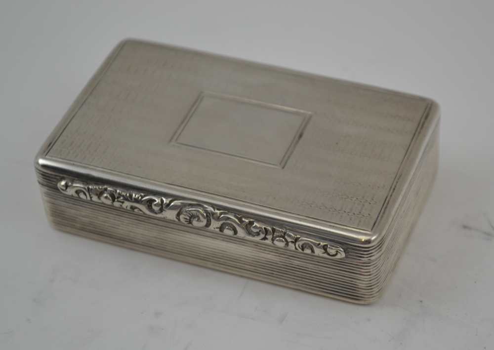 EDWARD SMITH A WILLIAM IV SILVER SNUFF BOX, engine turned decoration, the hinged cover with floral