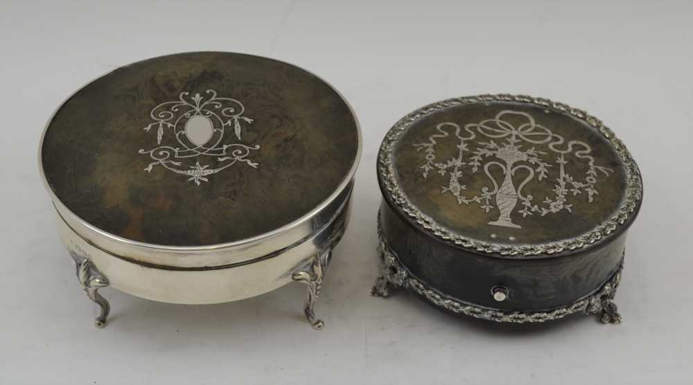 AN EDWARDIAN SILVER MOUNTED TORTOISESHELL TRINKET BOX, the cover inlaid with a vase of flowers and