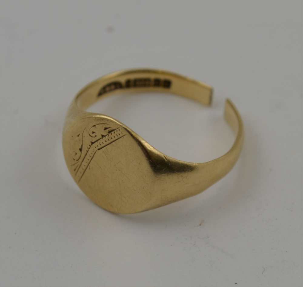 A GOLD SIGNET RING (cut), decoratively chased, without monogram, 4.5g