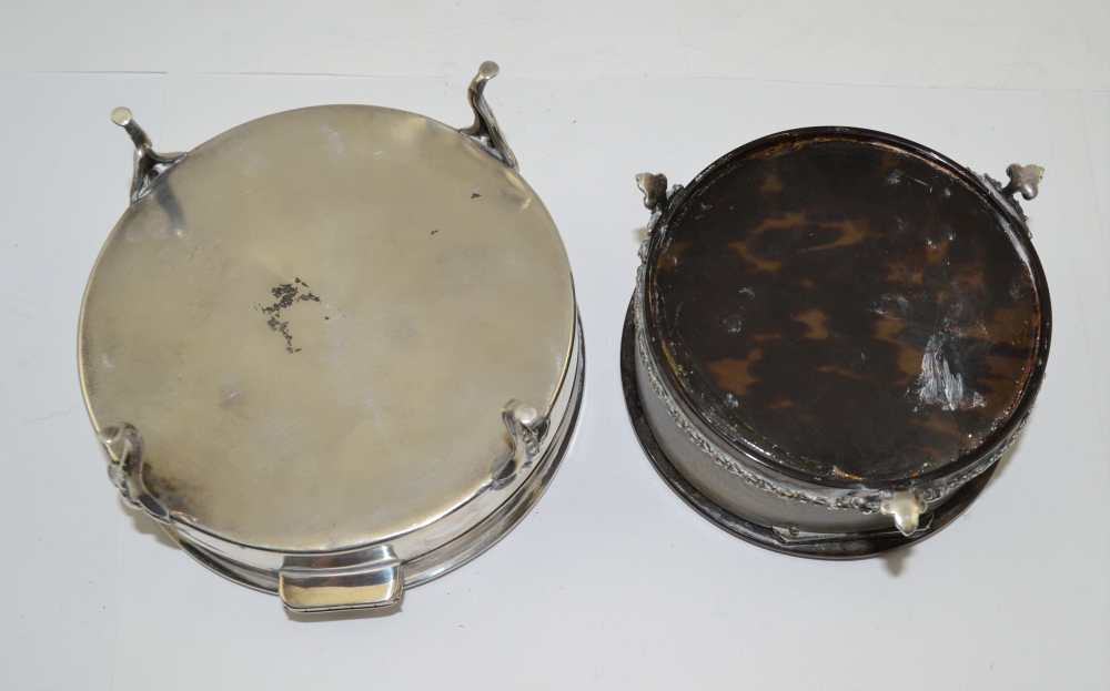 AN EDWARDIAN SILVER MOUNTED TORTOISESHELL TRINKET BOX, the cover inlaid with a vase of flowers and - Image 5 of 6