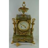 AN EARLY 20TH CENTURY FRENCH GREEN ONYX MANTEL CLOCK, gilt metal decorative mounts, the floral