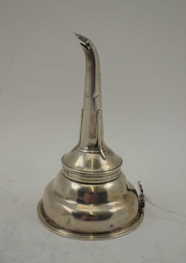 JOHN EMES A GEORGIAN SILVER WINE FUNNEL, having reeded rim and detachable bowl, London 1803, weight;