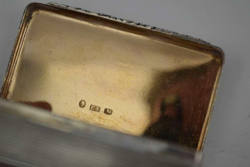 EDWARD SMITH A WILLIAM IV SILVER SNUFF BOX, engine turned decoration, the hinged cover with floral - Image 5 of 6