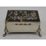 T.H. HAZLEWOOD & CO. AN EDWARDIAN SILVER & TORTOISESHELL JEWELLERY CASKET, the cover inlaid with
