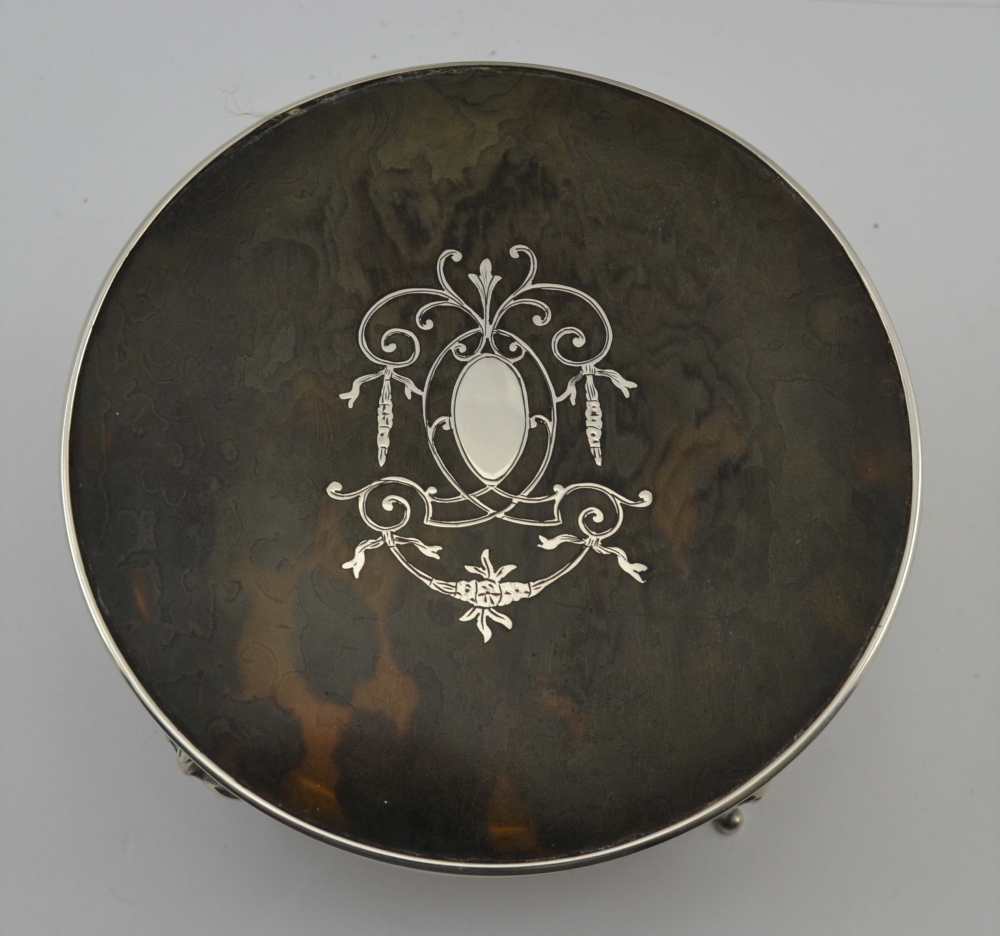 AN EDWARDIAN SILVER MOUNTED TORTOISESHELL TRINKET BOX, the cover inlaid with a vase of flowers and - Image 2 of 6
