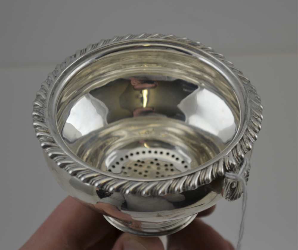 A WILLIAM IV SILVER WINE BOWL with gadrooned rim and sieve, fitted side scallop hook, London - Image 5 of 5