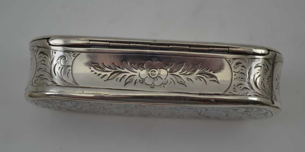 HILLIARD & THOMASON A VICTORIAN SILVER SNUFF BOX, oblong form with rounded ends, chased acanthus - Image 4 of 6