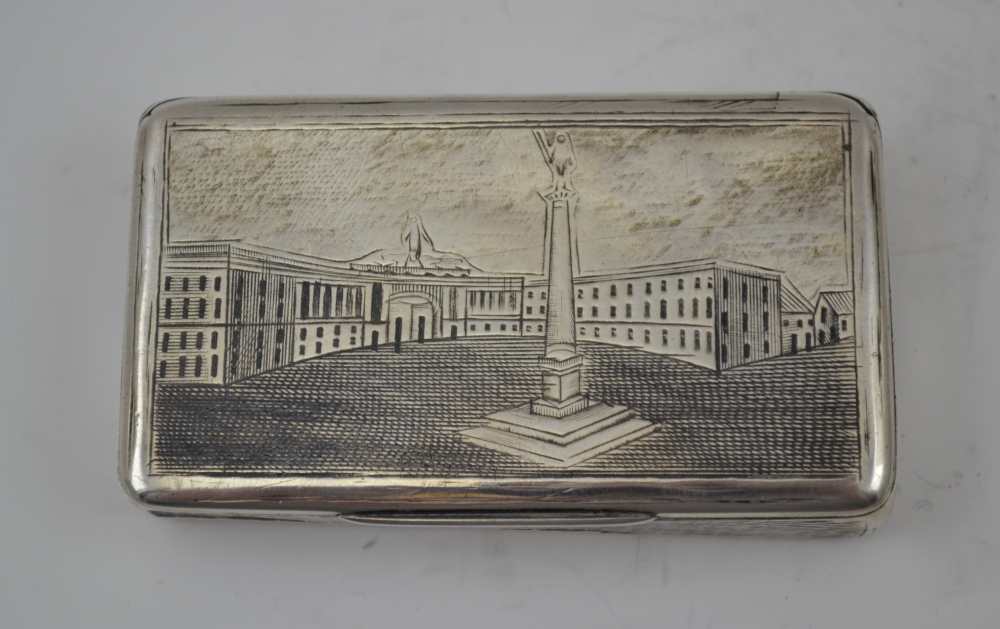 A RUSSIAN SILVER SNUFF BOX, the hinged cover and base engraved with architectural scenes, gilded - Image 2 of 6