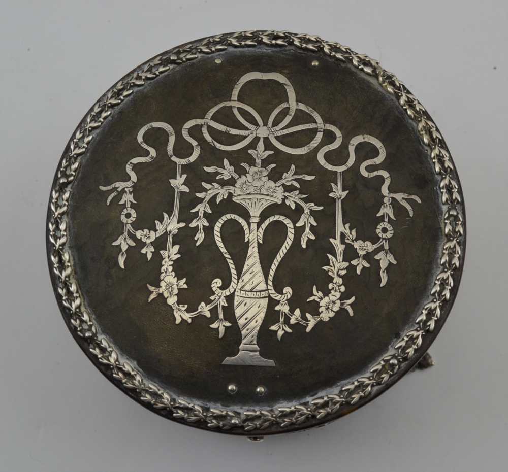 AN EDWARDIAN SILVER MOUNTED TORTOISESHELL TRINKET BOX, the cover inlaid with a vase of flowers and - Image 3 of 6