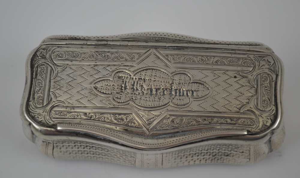 A 19TH CENTURY FRENCH WHITE METAL SNUFF BOX, of serpentine bombe form, chased decoration, hinged - Image 2 of 5