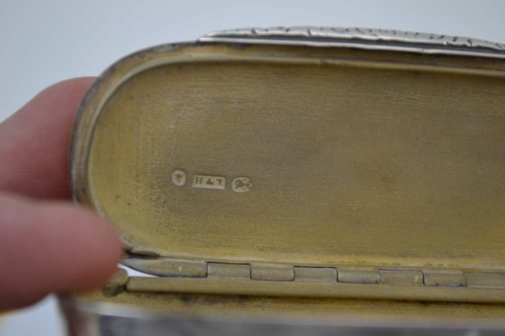 HILLIARD & THOMASON A VICTORIAN SILVER SNUFF BOX, oblong form with rounded ends, chased acanthus - Image 5 of 6