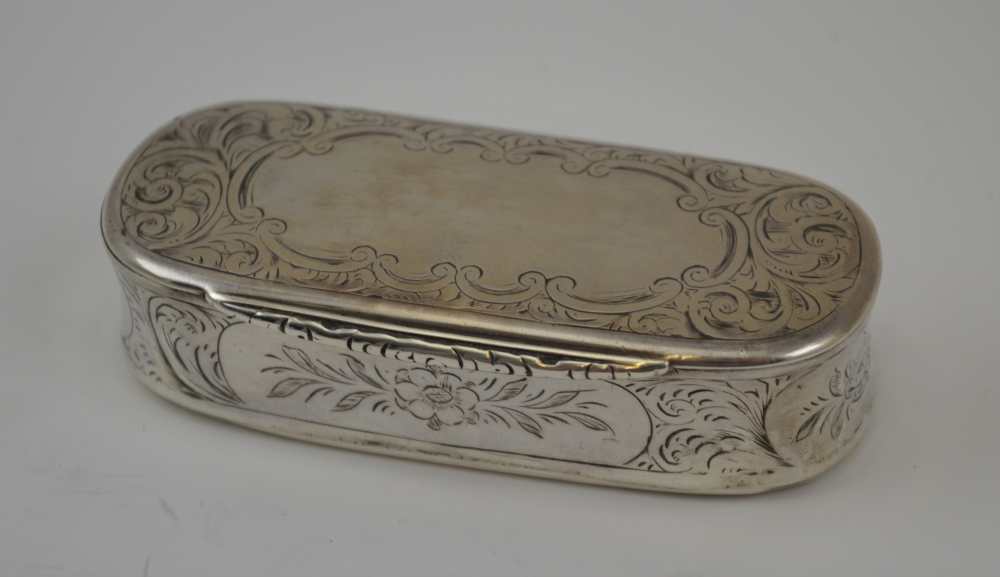 HILLIARD & THOMASON A VICTORIAN SILVER SNUFF BOX, oblong form with rounded ends, chased acanthus