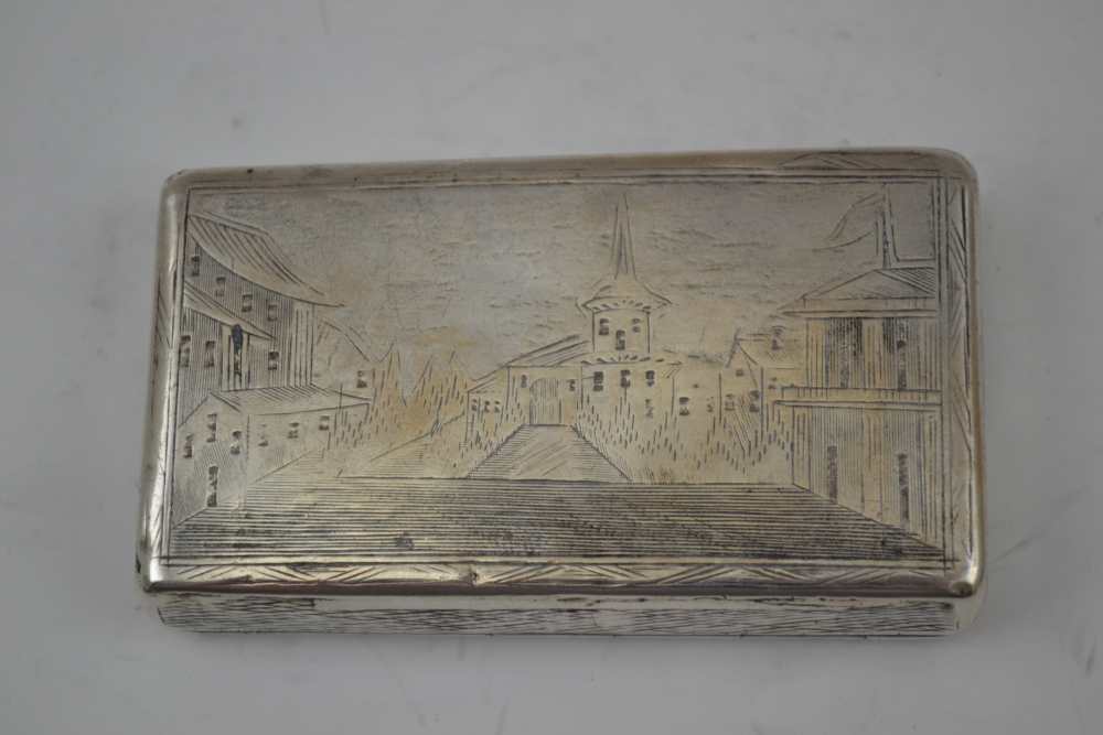 A RUSSIAN SILVER SNUFF BOX, the hinged cover and base engraved with architectural scenes, gilded - Image 3 of 6