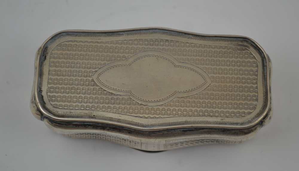 A 19TH CENTURY FRENCH WHITE METAL SNUFF BOX, of serpentine bombe form, chased decoration, hinged - Image 3 of 5