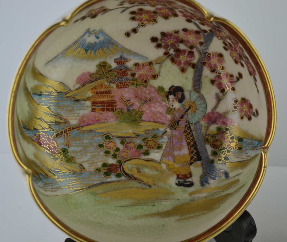 TWO JAPANESE MEIJI SATSUMA POTTERY BOWLS, one internally painted and gilded with Bijin in a - Image 2 of 4